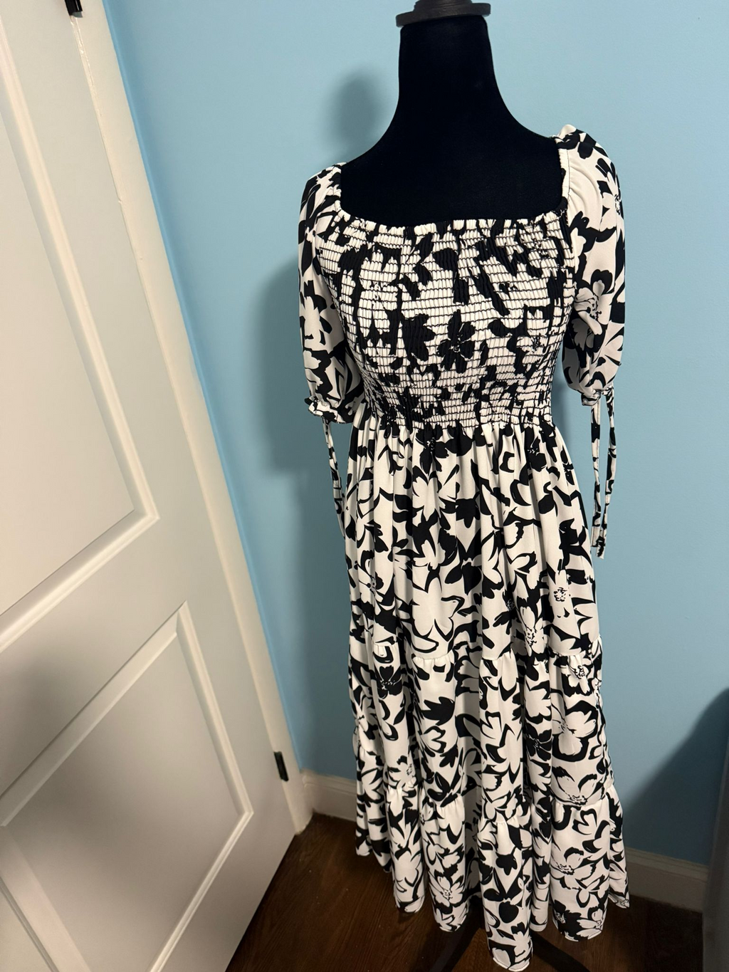 Vestido Blanco con Flores Negras