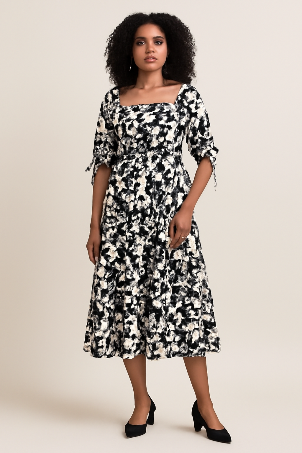 Vestido Blanco con Flores Negras